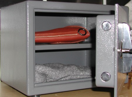 Interior detail showing door construction of Sentry V260 Steal-Safe